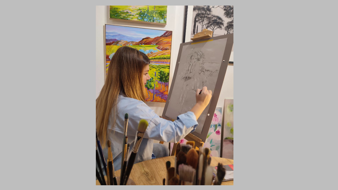 Lilia Folmer bei der Arbeit in ihrer Kunstwerkstatt