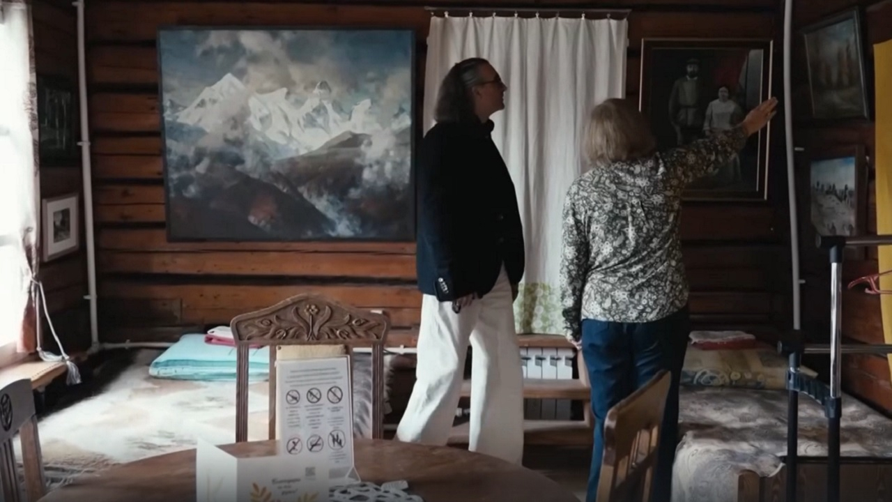 Lilia Slawinskaja, die Tochter von Lilia Slawinskaja (Fillo) und Art-Direktorin des Kreativhauses „Romanowo an der Wolga“, führt ein Rundgang durch das Haus