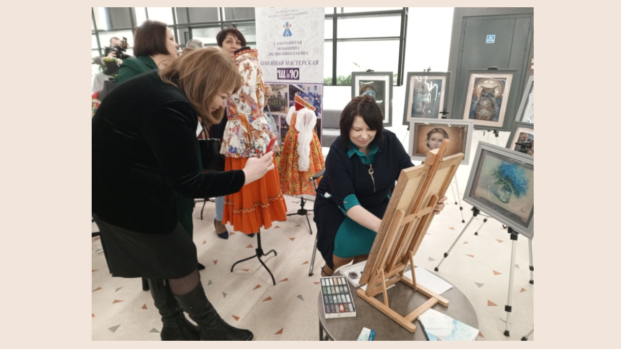 Elena Kurnossowa präsentiert ihre Arbeit während der Ausstellung für Produkte und Waren von Unternehmern und Selbstständigen aus Tatarstan, 2025