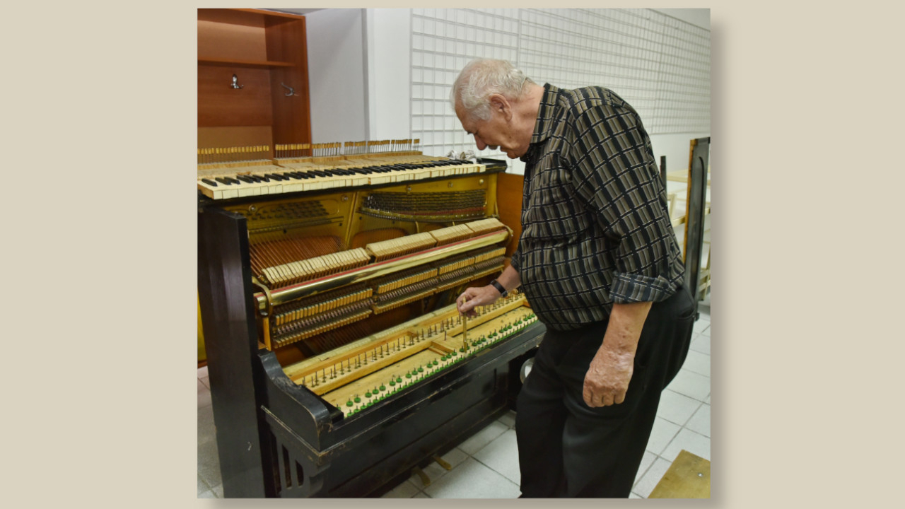 Alexander Hermann stimmt einen Schiller-Klavier von 1911 / Foto: Wladimir Bekk, mit freundlicher Genehmigung von Jakob Grinemaer, aus dem Archiv der Galerie „Rad der Geschichte“