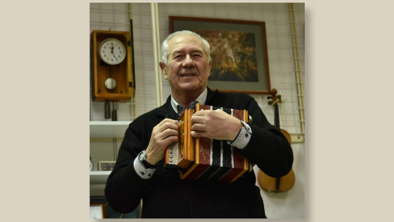 Alexander Hermann in der Galerie „Rad der Geschichte“ / Foto: Wladimir Bekk, mit freundlicher Genehmigung von Jakob Grinemaer