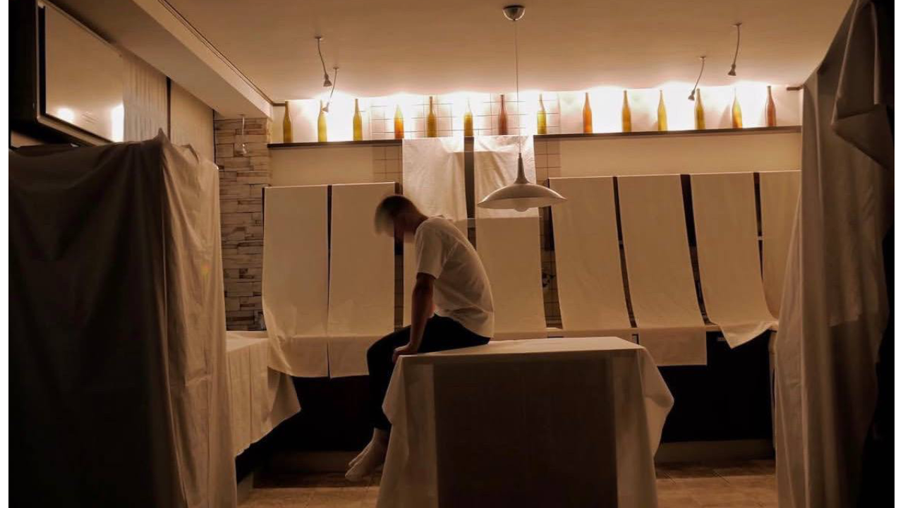 „Ich möchte Geschichten erzählen und ehrlich darin sein“:  Interview mit dem Schauspieler Alexander Porschin