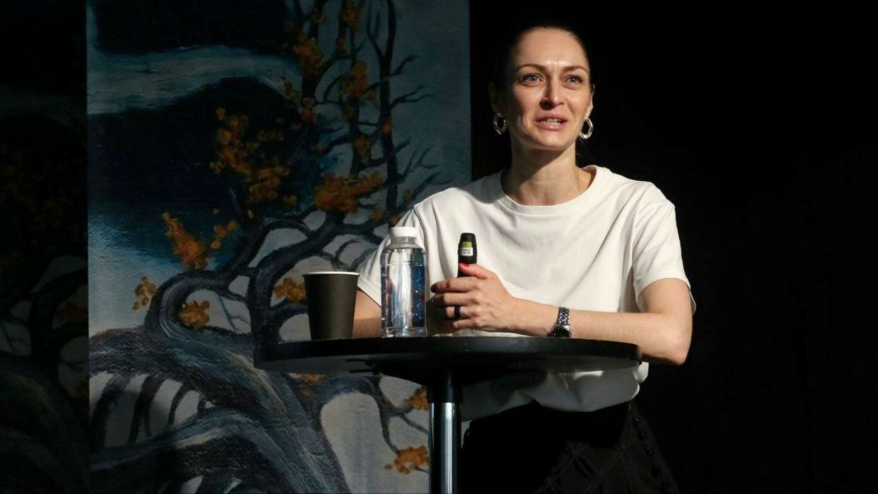 „Das Theater ist kein abbildender Spiegel, sondern ein Brennglas“:  Polina Sacharowa über die Kraft der Bühnenkunst