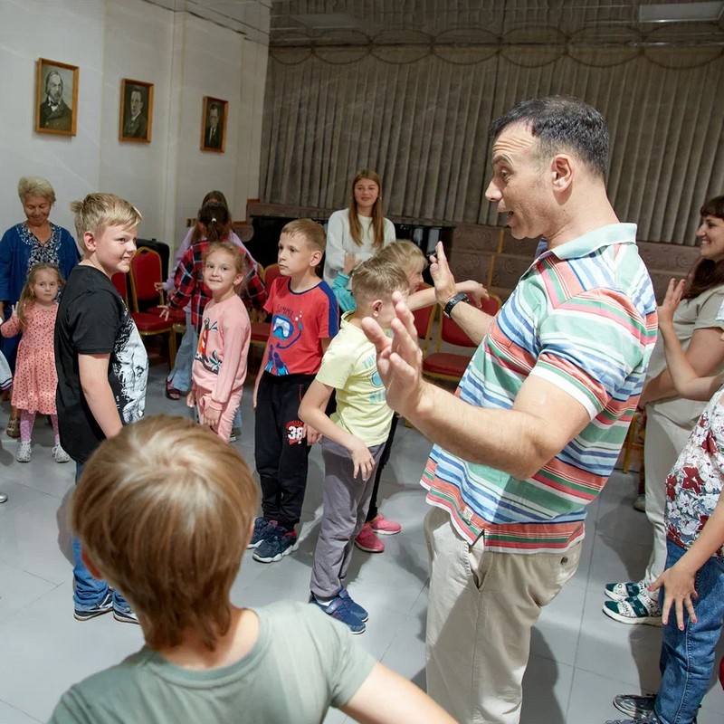 Schauspieler Alexander Erlich führt einen Workshop für Teilnehmer der Tage der Deutschen Kultur durch (Kemerowo, 2022)