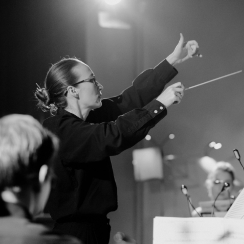 Dirigentin Dajana Hoffman mit dem Orchester „Neues Moskau“ beim Konzert „A. Schnittke. (Anti)Symphonie“ im Deutsch-Russischen Haus in Moskau (2024)