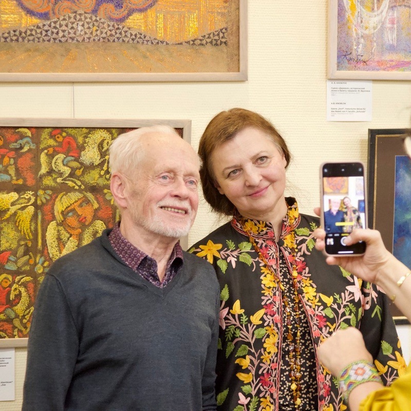 Andrej und Elena Knoblock bei der Eröffnung der Ausstellung der Knoblock-Dynastie „Verbindung von Generationen und Talenten“ im Deutsch-Russischen Haus in Moskau (2024)